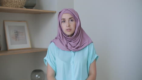 Eine-Frau-Im-Hijab-Blickt-In-Die-Kamera,-Nickt-Stumm-Und-Hört-Zu.-Gespräch-Per-Videolink.-Videokonferenz,-Hören-Sie-Sich-Die-Empfehlungen-Des-Arztes-An.